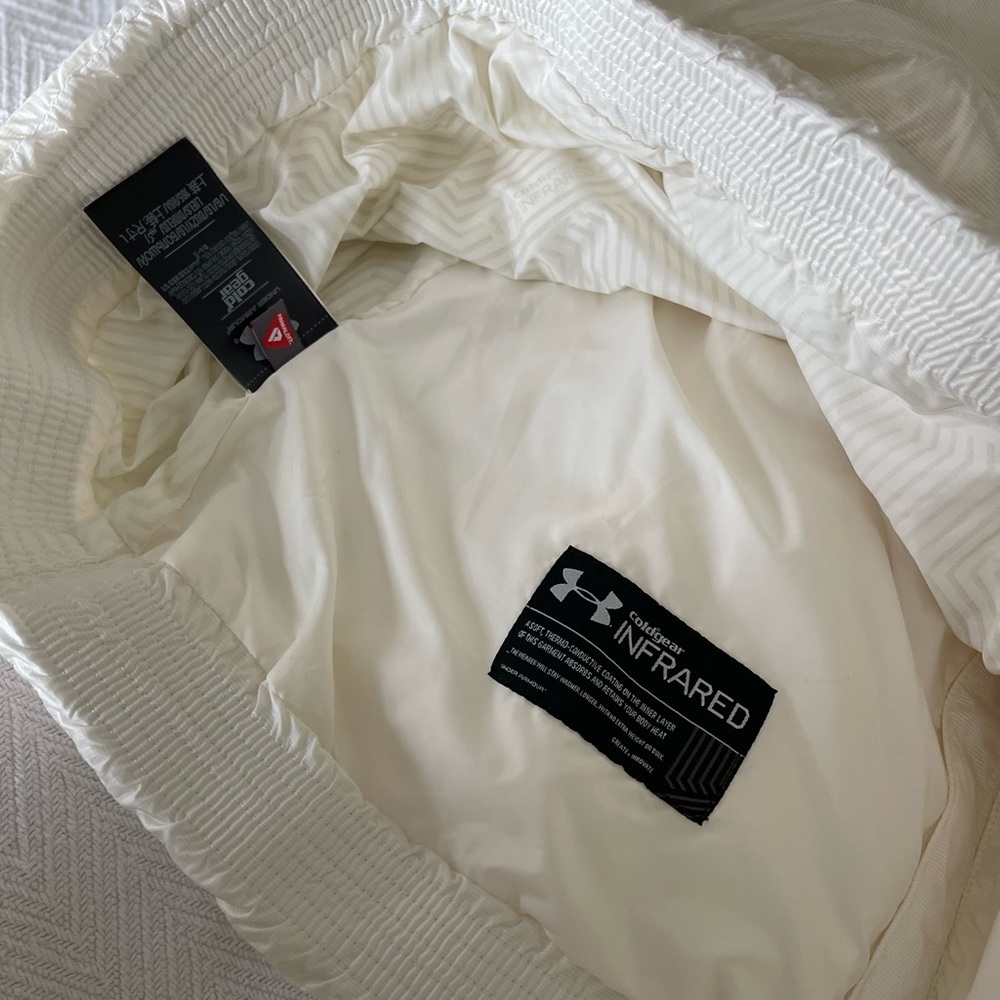 Size L Underarmour white puffer vest. - Picture 7 of 10